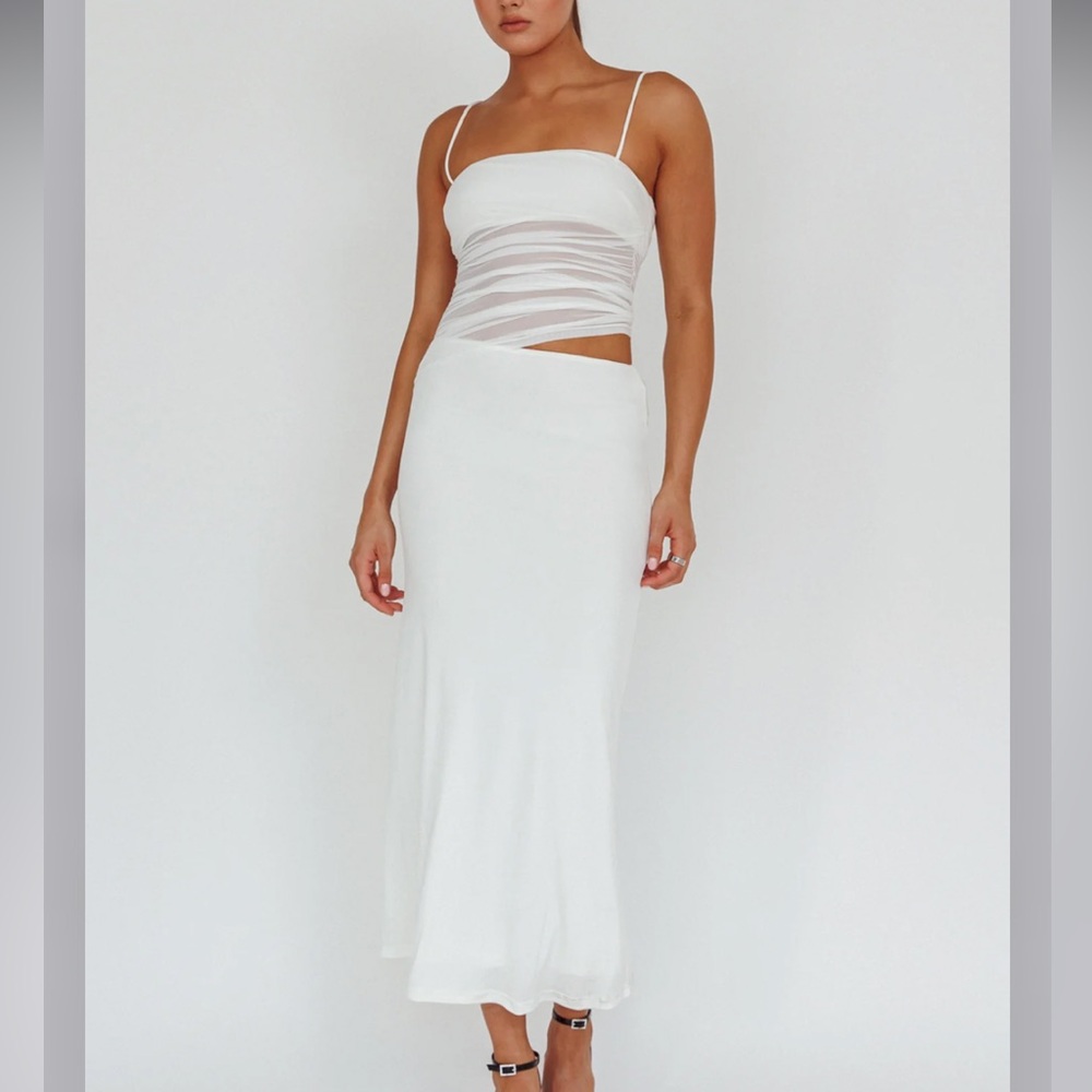 White selfie Leslie dress